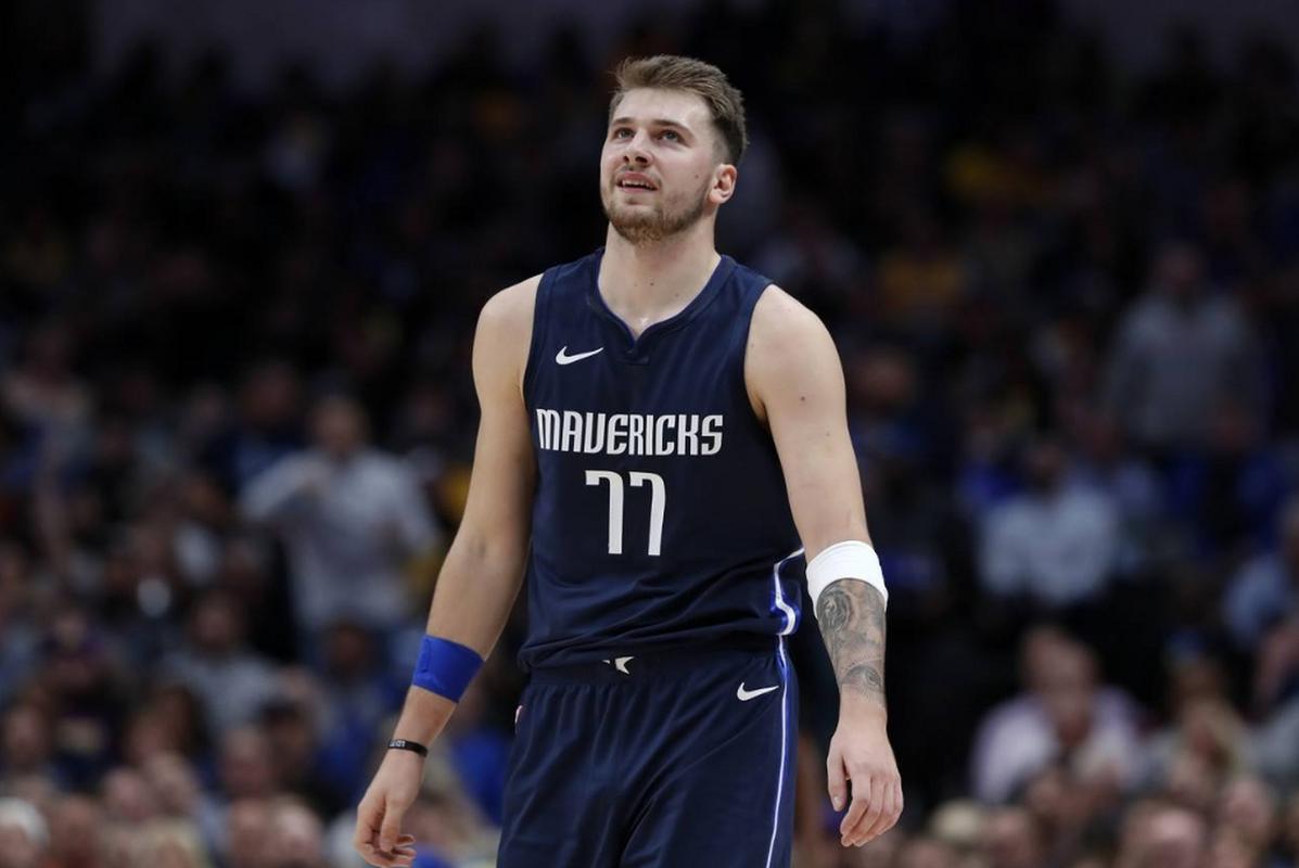 杜兰特伤退：冲突吃T+90度崴脚被搀扶离场 还需打3场才能评奖.